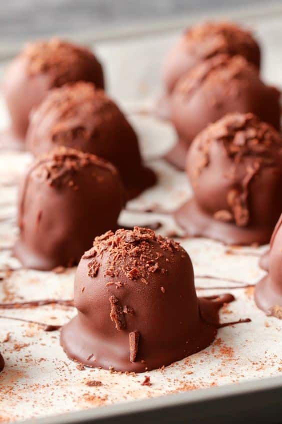 Kuličky v čokoládě posypané kakaem.